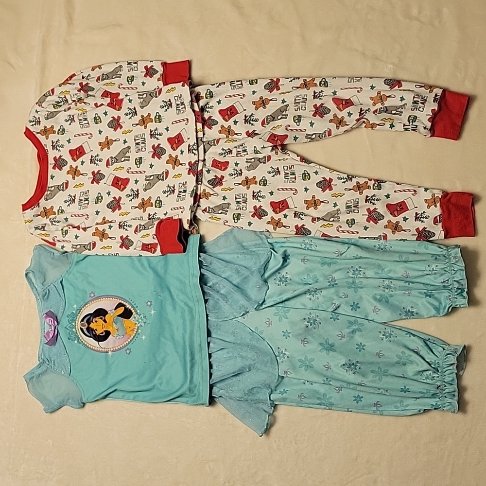 Lot of 2 pajamas size 2T Jasmine and Christmas